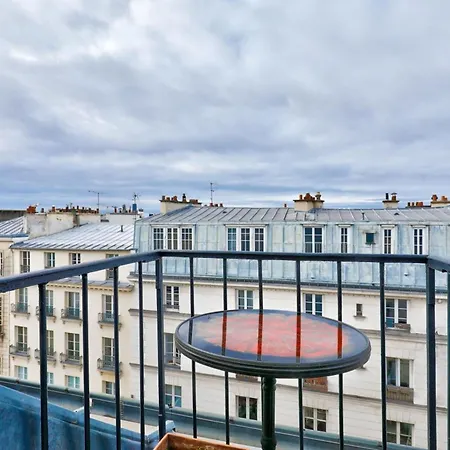 Apartment Cosy Under The Roofs Of Paris
